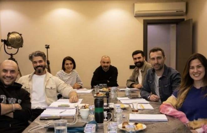 Oyuncu kadrosunda; Begm ner, Bora Akka, Melis Babada, Canberk Gltekin, Cem Gelinolu gibi isimlerin yer ald komedi trndeki bir ierikle geliyor.