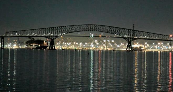 X'te paylalan grntlere gre, yerel saatle 01.30 civarnda byk bir kargo gemisi kprnn kolonlarndan birine arpt. arpmann ardndan gemide yangn kt.