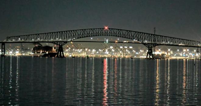 Yaklak 2,57 kilometre uzunluundaki kprnn bir ksm arpma sonucu kerken, arpma srasnda kpr zerindeki birok ara suya dt.