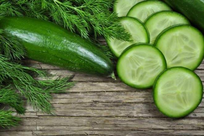 SALATALIK    Sv ve lif bakmndan zengin olan salatalk, sindirimin olmazsa olmazlarndandr. ftardan bir saat sonra limonlayp tuzlayp bir ya da iki tane tketebilirsiniz. Gn boyu sus ve besinsiz kalm sindirim organlarnn yenilenmesini salar.