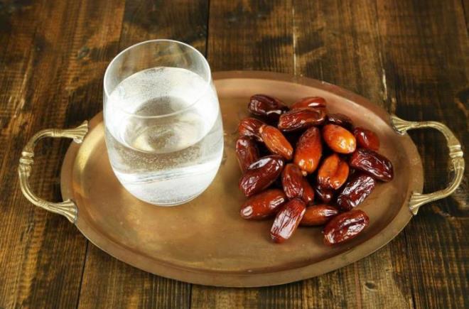 HURMA SUYU NASIL HAZIRLANIR?    eriinde B vitamin kompleksi ve C vitamini barndran hurma baklk iin faydal besinler arasnda ilk srada gelir.     Yaklak 20 tane hurmay iyice ykayn. Ykadnz hurmalarn zerine lk su ilave edin. Yumuaynca kabuklar daha kolay soyulur. Kabuklar soyup iindeki ekirdei kartn.