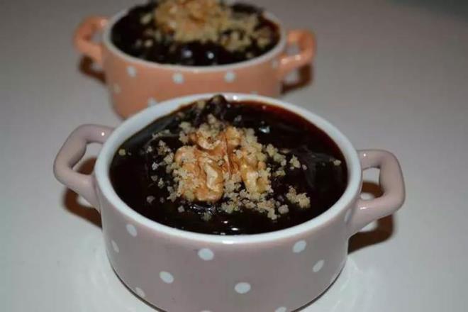 Hem kuru hem de taze olarak tketilen dut, mutfanzdaki doal ilalardan biri. Enerji veren dut, pekmez olarak tketildiinde ise iftlerin yzn gldryor. Erkeklerde iktidarszla are oluyor.