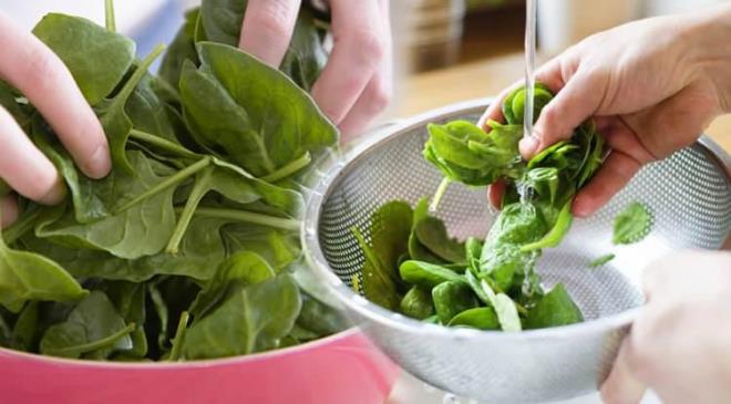 Mutfan olmazsa olmaz sebze ve meyvelerini yemeden nce zerinde oluan virs, bakteri ve haerelerini yok etmek iin genellikle sirkeli suda bekletiriz. Ancak yaplan son aratrmalara gre yaplan bu uygulama sebzeleri daha hijyenik ve salkl yapmak yerine daha da tehlikeli hale getiriyor. Peki, sebze ve meyveleri sirkeli suda ykamann zararlar neler, sebze ve meyveler nasl ykanmal? te cevaplar: