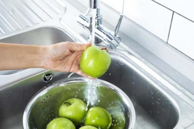 Yaplan baz almalarda sirkeli suda bekletilen sebze ve meyvelerde pestisitlerin byk bir ksmnn yok olmad gzlenmitir. Ykama suyuna sirke ilave edilmesinin temel amac, asidik bir ortam oluturarak yetersiz ykama ihtimaline kar gda zerinde bulunabilen muhtemel zararl maddelerin uzaklatrlmasdr." dedi.