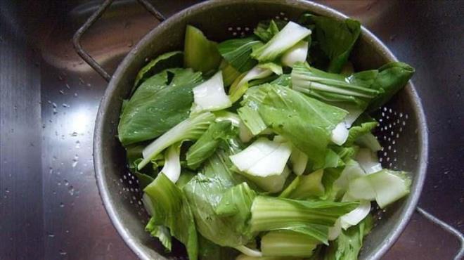 KARBONATLI SU NASIL KULLANILMALI?    Sebze ve meyveleri temizlemek iin en etkili yntemin karbonatl suda bekletmek olduunu ifade eden Eda Balc u ifadeleri kulland: