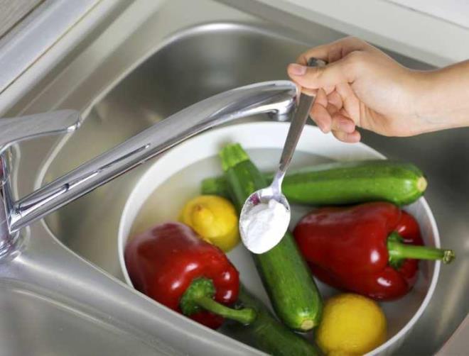 "10 gram kadar ngiliz karbonat da denilen bikarbonat koyarak en az 10 dakika bu suyun ierisinde sebzeleri ve meyveleri bekletmek ve ardndan da durulamak pestisit kalntlarn gidermede en etkili yntemdir.