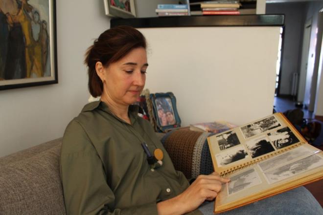 EKBE 15 GN GECKMEL KATILMI    Cenaze ilemleri iin Dubai'den gelen otel iletmecisi Lale Gngen akmak, babasnn en nemli baarlarndan birinin Devrim otomobili ekibinde yer almas olduunu syledi.    akmak, "1961 senesinin Mays aynda, Cemal Grsel demi ki; ?Herkes uzaya adam gnderiyor, biz de kendi otomobilimizi yapacak teknik yeterlilik var m? Bunu bir aratrn.? O zamann Ulatrma Bakan Orhan Mersinli de hem eitim hem teknoloji hem imkanlar asndan bunu Devlet Demiryollarnda yapabileceklerini dnm. Kimi 750 bin diyormu, kimi 900 bin byle bir denekle almaya balamlar Devrim?i yapmak iin. O zaman Devlet Demiryollarnn mimari ofisinde 6 kii varm. Babam da o srete ODT?de ders verdii iin ve snav dnemi; baka bir arkadann Eskiehir?e gitmesini nermi. lk ekip Eskiehir?de almaya balyor. 15 gn sonra babama 'sen de git' diyorlar, onun da snavlar bitmi oluyor, 15 gn gecikmeli olarak Eskiehir?deki ekibe katlyor" dedi.