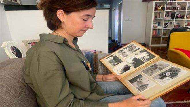 "BABAM SON ANDA TASARLAMI"    akmak, babasnn Devrim otomobiline ilikin anlarn anlatarak,    "Babam Eskiehir?e gittiinde, ilk giden ekibin yabanc lkelerin rettii aralar incelediklerini grm. Mthi kstl bir sre verilmi bu arac bitirmek iin. Plan 29 Ekim?de bu arabalar hipodromda yrtmek. Ve bu insanlar bir araya gelerek bunu yapmaya alyorlar. 'Bu 4 aylk srede nasl bu arabalar yapabiliriz' derken, yntem olarak makete uygun negatif kalplar oluturmular. Kalplara beton dkerek, betonu przsz bir ekilde ekillendirmiler. Son ana kadar arabann ismi belli deilmi. 10 Ekim?de arabann adnn 'Devrim' olduu bildirilmi. Ve arabay 29 Ekim'de yrtecekler. Babam ndeki amblemi, 'Devrim' yazsn son anda tasarlam ve ondan sonra bu arabay tamamlamlar. Kendisi bize anlattnda her zaman Devrim arabasnn baarl bir proje olduunu sylyordu. Bir de o zamanlar Trkiye savatan km, gelimeye alyor" ifadelerinde bulundu.