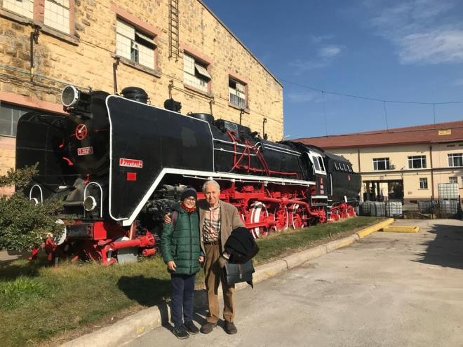 'GNDZ' SM STKLAL SAVAINDAN GELYOR    Lale Gngen akmak, stiklal Sava gazisi dedesi Mehmet Adil Gngen'in cephede savarken 'Gndz' isminin aklna geldiini de syleyerek,    "Dedem stiklal Sava?nda arprken, Bilecik yaknlarnda, Gndz Bey kynde kardaki Yldz Tepe'yi dmandan geri almak iin uzun sre arpm. Bu srada 'olum olursa adn Gndz, kzm olursa adn Yldz koyacam' demi. lk babam domu Gndz, sonra halam domu o da Yldz" ifadelerini kulland. Babasnn vasiyetinin Trk bayrana sarlmak olduunu ve bu vasiyetini gerekletirdiklerini belirten akmak, "Kendisi iini, lkesini seven, ilerici, devrimci, bilime inanan, vatansever bir insand" dedi