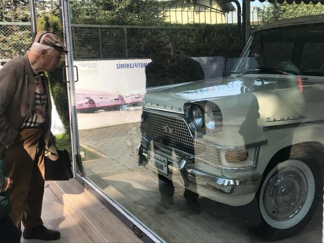 Babasnn Amerika?daki eitimin ardndan geri dnp, askere gittiini ve dnte bursunu deyebilmek iin Devlet Demiryollarnda ie baladn anlatan Lale Gngen akmak, "Babam birok yerde demir yolu hizmet binalar yapm. Gittikleri yerlerde kalabilecekleri otel olmad iin bu ekibe tahsis edilmi bir tren vagonu varm, orada kalyorlarm. Babam imdiki ODT?nn kuruluunda da yer alarak, iki ayr dnemde 16 yl ders vererek, renciler yetitirmi" dedi.