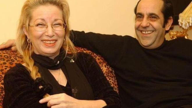 Kanserle mcadele eden MF grubunun yelerinden sanat zkan Uur, vefat haberiyle grubu bata olmak zere herkesi yasa bomutu. zerinden geen zamandan sonra zkan Uur'un ei Aysun Aslan Uur, Mazhar Alanson ile Fuat Gner'e byk tepki gsterdi.