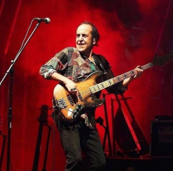 Getiimiz gnlerde de zkan Uur olmadan ilk kez sahne alan grup yeleri "MF" adn kulland.