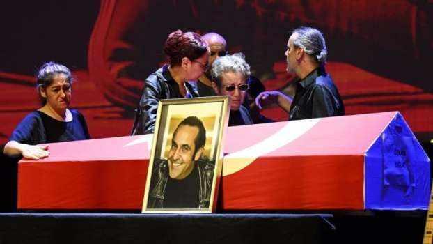 8 Temmuz 2023 tarihinde kanser hastalna yenik den usta sanat zkan Uur, ailesini, sevenlerini ve grup yelerini yasa bomutu.