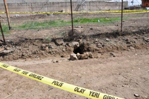 Bir kouun altndan tnel kazan hkmller, cezaevi d duvarna 10 metre uzaklkta, tellerin hemen yanndan karak firar ettiler.