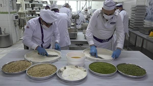 180 lirann altnda olan baklavada kesin bir hile olduunu unutmayalm. rmik, ekmek krnts ve yeil mercimee kadar hileye bavuruluyor. Vatandalarmz az tad ile baklava yemek veya sipari etmek istiyorsa, fiyat kadar ald yerin markasna da nem gstersin? eklinde konutu.