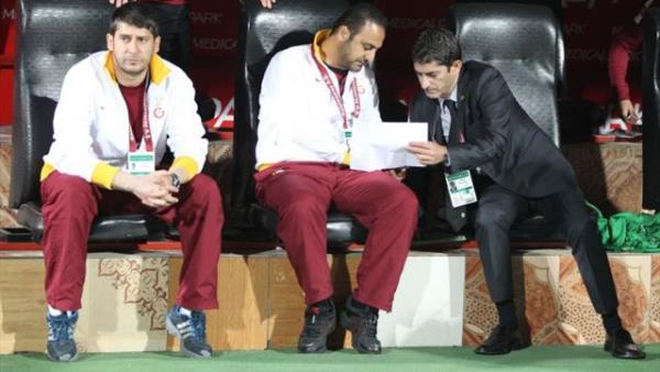 Toplant sonrasnda Hasan a ve mit Davala gzyalar iinde futbolcular ile vedalat.