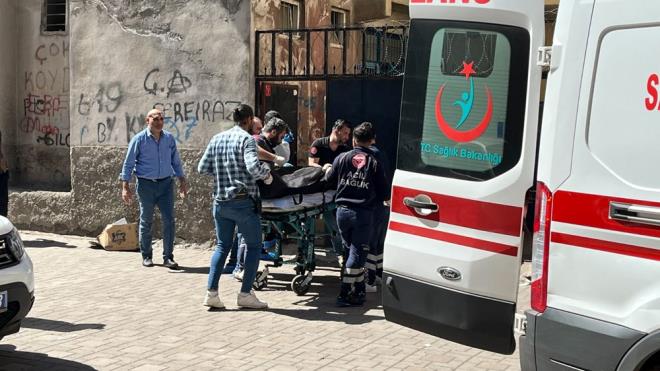 Adem Mee, 212?inci sokakta bulunan eve girmek zere olan ei Sevda Mee ve Mehmet Sad?n yanna gelerek balarna tabanca ile ate etti.