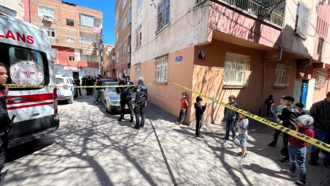 Olay yeri incelemesinin ardndan Mee ve Sad?n cansz bedenleri otopsi iin Adli Tp Kurumu?na gtrld.    Polis, Adem Mee?nin yakalanmas iin alma balatt.