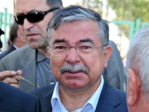 Dzce'de bindikleri ticari aracn TIR ile arpmas sonucu yaamn yitiren Milli Savunma Bakan smet Ylmaz&#8217;n 5 akrabas, Sivas&#8217;n Grn lesi&#8217;nde topraa verildi. Cenaze trenine katlan Bakan Ylmaz, zaman zaman gzyalarn tutamad.