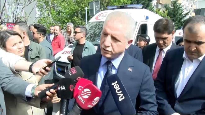 "1987'DE ALINAN RUHSAT 2018'DE YENLENM"    stanbul Valisi Davut Gl, olay yerine giderek yetkililerden bilgi ald. Yangnla ilgili aklamalarda bulunan Vali Gl, "Hepimizin ba sa olsun. Olayda toplam 23 kii etkilendi. Yangnn k sebebi belli deil. Binann altnda diskotek olarak kullanlan bir mekan. Tadilat yaplyormu. Tadilat dolaysyla da alanlar hayatn kaybetti ve yaraland. Olay yerinde polis salk ve itfaiye ekiplerimiz ilk andan itibaren mdahale ettiler. Yarallarn tedavileri, hastanelerimizde devam ediyor. Bu gece kulbnn 1987'de ald bir ruhsat var. 2018 ylnda da ruhsat yenilenmi." dedi.  stanbul Beikta'ta yangn facias: 29 l - 7