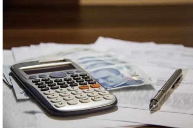 3 AYLIK ENFLASYON FARKI NE KADAR OLDU?<p>  Trkiye statistik Kurumu (TK) tarafndan paylalan verilere gre, mart aynda enflasyon aylk bazda yzde 3,16 olarak akland.  <p>  Buna gre; SGK ve Ba-Kur emeklileri ocak ay iin yzde 6,70, ubat ay iin yzde 4,53 ve mart ay iin 3,16 enflasyon farkn imdiden hak etmi oldu.<p>    Bylece mart ay itibaryla memur ve emeklilerin alaca zam imdiden yzde 15,05 olarak belirlendi.