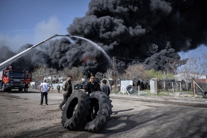 Alevlerin rzgarn da etkisiyle bir anda bydn anlatan inkaya, ?Komularmzn ve benim olmak zere toplamda 9 i yeri buradan srayan yangnla kullanlmaz hale geldi. Buradaki lastiklerin kaldrlmasn ok talep ettik, yetkili yerlere bildirdik ama bunun nlemi alnmad. Yalnzca benim zararm 2-3 milyon TL civarnda.? dedi.