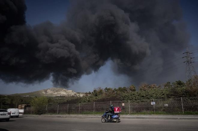 ?35 SENELK TCAR HAYATIM HEBA OLDU?    Kat dnm iletmecisi Adem Salk da milyonlarca lira zarar olduunu syledi. 3 i yerinin yandn anlatan Salk, ?35 senelik ticari hayatm, emeim komple heba oldu gitti. atlarmzn hepsi eridi, utu. Dier arkadalarmzn da zarar byk. Devletten istediimiz bize destek olmas.? Ifadelerini kulland.