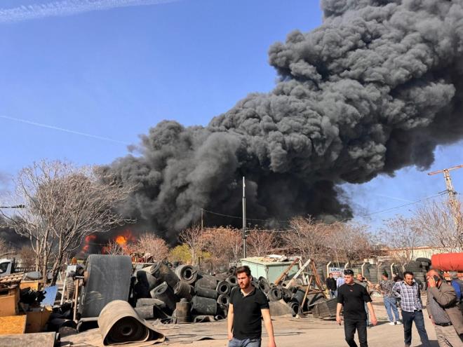 Bakent Ankara?da dn byk bir yangn kt.  Yenimahalle?deki Hurdaclar Sitesi?nde geri dnm firmasna ait ak alanda saat 15.00 sralarnda balayan yangn, rzgarn da etkisiyle bir anda byd.