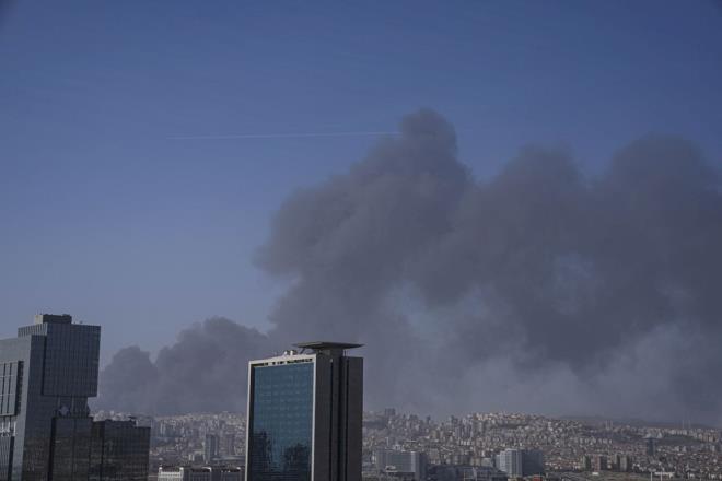 ?MAZOT TANKER PATLAYARAK YANMAYA BALADI?    Blgedeki esnaftan Soner inkaya, ?Lastiklerin olduu alanda yabanc uyruklu birka kiinin yapm olduu yanl uygulamadan dolay patlama meydana geldi. Bakr kablolar plastiinden ayrmak iin yaktklar atein kvlcmyla yaknda bulunan TIR?larn mazot tankeri patlayarak yanmaya balad.? dedi.