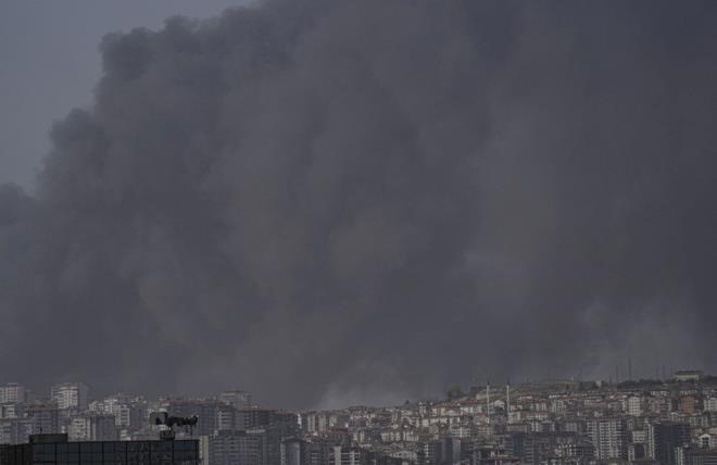 YANGININ SEBEB AYRILTIRILMAK STENEN BAKIR KABLOLAR    Yangnn, yabanc uyruklu 5 kiinin bakr kablolar plastikten ayrmak isterken yaktklar atein neden olduu ileri srld.  Jandarmann yapt aratrma sonucu tespit edilen 5 kii gzaltna alnd.