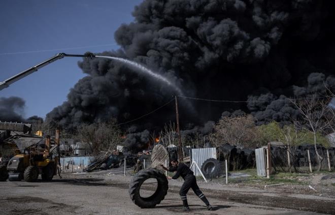 Yangna itfaiye ile AFAD, Orman Genel Mdrl, Trk Hava Kurumu, Emniyet Genel Mdrl ekipleri havadan ve karadan mdahale etti.  Karadan 111 ara, havadan da helikopter ve uaklarla yaplan mdahale sonucu yangn sabaha kar 16 saat sonra sndrld.