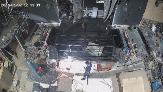 DJ kabininin arkasnda ok iddetli dumanlarn ykseldiini syleyen Ercan E. "O esnada elektrikler kesildi. Kaos ortam olmaya balad. nsanlar barmaya balad. erisi karanlk oldu, gz gz grmyordu. Ben kendi abam ile koarak tuvaletlere doru gittim. Orada bir koridora girdim. Fazla duman yoktu. Ardndan youn ekilde duman gelmeye balad. Ayakta durduum iin dumann beni daha fazla etkilediini anlayarak yere yatarak yerde srnmeye baladm." dedi.