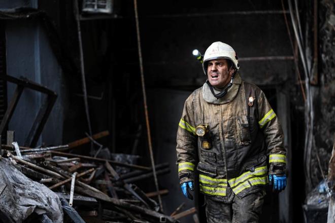 eride mahsur kalan iilerin yerlerini gstermek iin itfaiye ekibiyle birlikte ieri girdiini belirten Ercan E., alanlarn yerlerini gsterdikten sonra karldn, kendisinin de hastanede tedavi grdn anlatt.