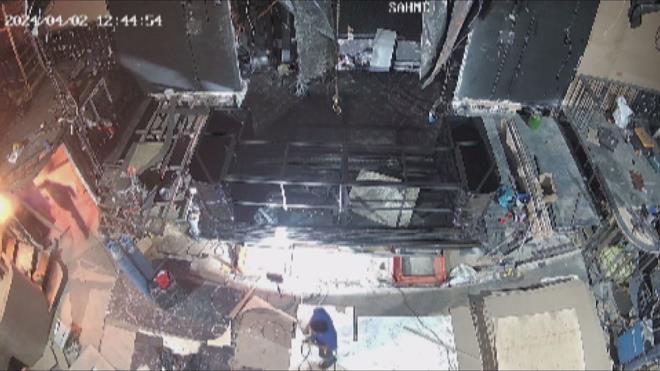 20 Mart'tan itibaren mekanda tadilata baladklarn belirten Ercan E., "Mekanda localar ve duvarlar mobilya ile kaplyorduk. alm olduumuz yerin 10 metre arkasnda kaynak ii yapan kiinin alt yerden bir anda alevler ktn grdk. Bu srada 'Yangn kt' eklinde barmalar oldu." dedi.