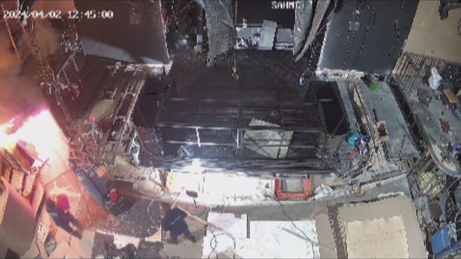 CANINI KURTARDIKTAN SONRA TFAYEYE YARDIM ETM    Yangn faciasndan sa kurtulmay baaran Ercan E., "Koridordan srnerek geerek vestiyer ksm blmnden koarak kendimi darya attm. Darya ktmda arkadalarm aradm. eride kaldklarn anlaynca itfaiyenin yanna gittim." dedi.