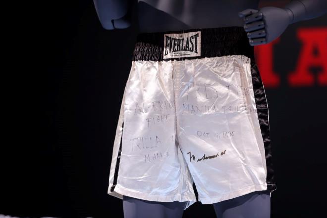 Efsanevi boksr Muhammed Ali'nin 1975'te Joe Frazier'e kar oynad mata giydii ortu ak artrmayla sata kyor.