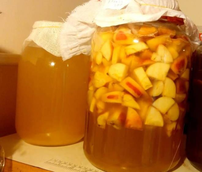 BAL-ELMA SRKES KARIIMI KLO VERDRR M?    Hazrlamas ok basit olan bal ve sirke karmn 3 hafta boyunca gnde 3 n boyunca dzenli  tkettiiniz takdirde gbek, bel ve basen blgelerinizde ki yalarn hzlca yok olduunu grebilirsiniz.