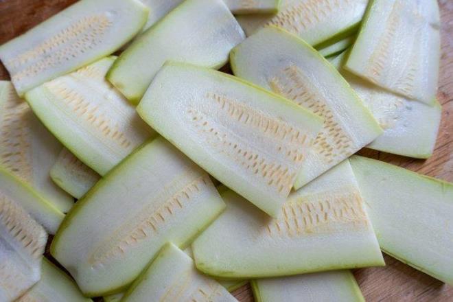 Kaba ister dilimlere blerek isterseniz de sebzeli burgerler yaparak tketebilirsiniz.