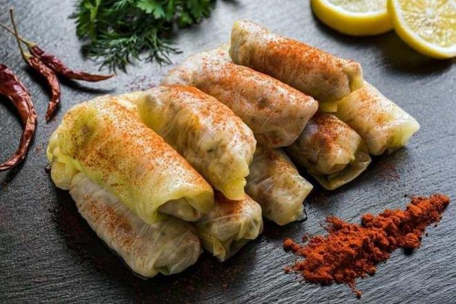 LAHANA    Lahana, zengin bir K ve C vitamini ieriine sahiptir. Tpk marul yapraklar gibi kullanabileceiniz lahana yapraklar, biraz haladktan sonra ierisine tavuk gibi dolgu malzemeleri kullanarak ana n olarak da tketebileceiniz besleyici ve kalorisi dk sandviler hazrlamanza frsat sunar.