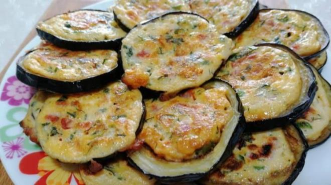 Youn lif oranna sahip olan patlcan dilimleyerek zgarada hafife piirin. Bu dilimler, akam yemeinde veya kahvaltda en iyi "ekmek" seeneklerinden biri olacaktr.