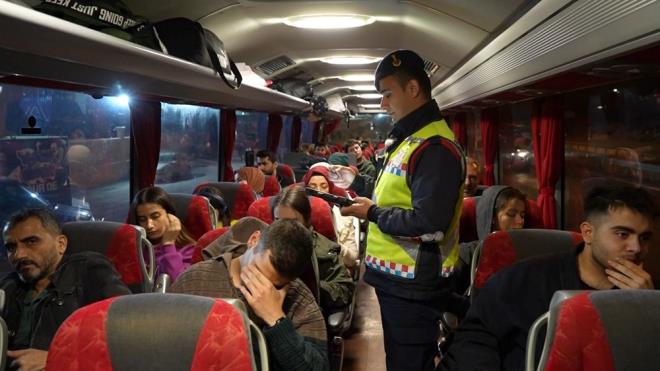 Krkkale-Ankara Karayolu zerindeki Yahihan ilesindeki uygulama noktasnda jandarma ekiplerince yaplan denetimlerde, durdurulan ara srcleri ile yolcularn genel bilgi toplama (GBT) sorgusu yapld. Trafik younluunun sabah saatlerinde de devam etmesi bekleniyor.