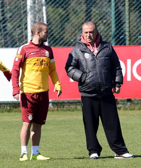 <b>Sneijder:</b> Fatih Terim'le almak byk bir onur ve zevkti, ona her ey iin teekkr ediyorum ve kulp ve taraftarlar iin kalbimi vermeye devam edeceim..