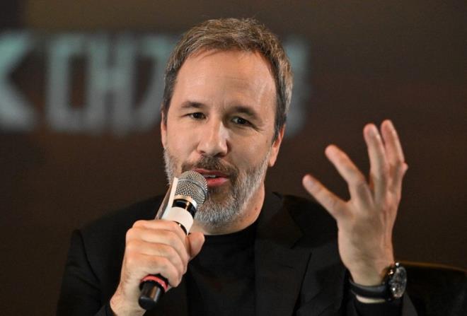 K FLM ARASINDAK FARKI AIKLADI    te yandan ynetmen Villeneuve, getiimiz aylarda ilk film ile ikinci film arasndaki fark aklamt.    Villeneuve, "Birinci film daha ok dnsel tondayd. Ancak devam filmi, aksiyon dolu, destans bir sava filmi. ok daha youn olacak" dedi. kinci filmde grsel adan da byk deiiklikler yapldn ifade eden nl ynetmen, "Tekrar hissi istemiyordum. Her ey yeni" ifadelerini kullanmt.