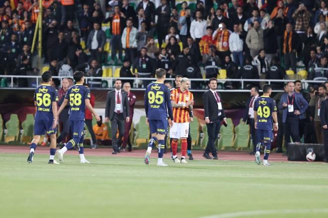 SDNA    "Fenerbahe'nin sahadan ekilmesiyle Sper Kupa sadece 2 dakika srd. Icardi'nin golyle birlikte Fenerbahe'nin genleri sahay terk etti."