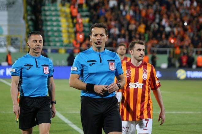 Man hakemi Volkan Bayarslan bir sre sahada Fenerbaheli futbolcular bekledi.    Bayarslan da daha sonra ma tatil etti ve soyunma odasna gitti. Galatasarayl futbolcular, sar-lacivertli futbolcular sahadan ayrlrken alklad.    Trkiye Futbol Federasyonu bu msabaka ile ilgili kararn daha sonra aklayacak.