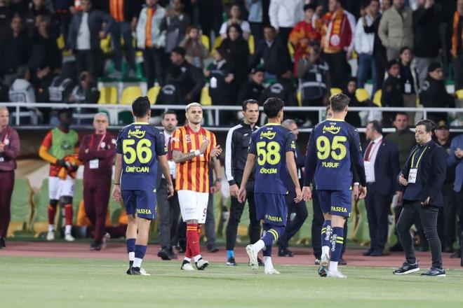 Karlamaya Galatasarayl futbolcular balad. Sar-krmzllar ilk bulduu pozisyonda rakip fileleri havalandrd. Man 1. dakikasnda Abdlkerim Bardakc'nn uzun pasnda Bar Alper Ylmaz'n indirdii topu alan Mauro Icardi aprazdan yapt vuruta mein yuvarlak alara gitti.    Golden sonra sar-lacivertli futbolcular sahadan ekildi.