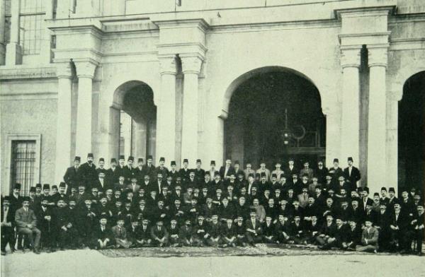 Mekteb-i Tbbiye-i ahane Talebeleri hocalar ile birlikte (24 Eyll 1910)