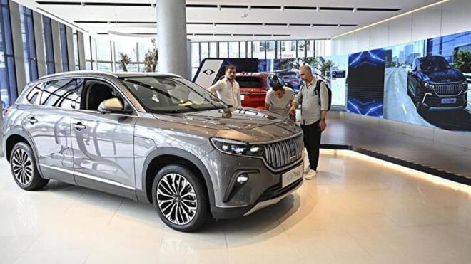 Haberde, elektrikli otomobillerin ABD'nin batsnda bir zamanlar yaanan "Altna Hcum" dalgasna benzer bir ilgi ektii ifade edilerek, "En eski oyuncu Tesla'nn forml yle: Aracn nemli unsurlarna odaklan, geri kalann satn al, bir fabrikay ina et ve yeterli arj altyapsn sala. Aslnda, gereken sermayeye sahip herkes bunu yapabilir. Tedarikiler deniz gibi stelik yksek verimli. Gl bir iten yanmal motor yapmaya ise artk gerek yok. Bylece, kadim otomobil reticilerinin teknoloji avantaj bir anda ortadan kalkveriyor." yorumuna yer verildi.