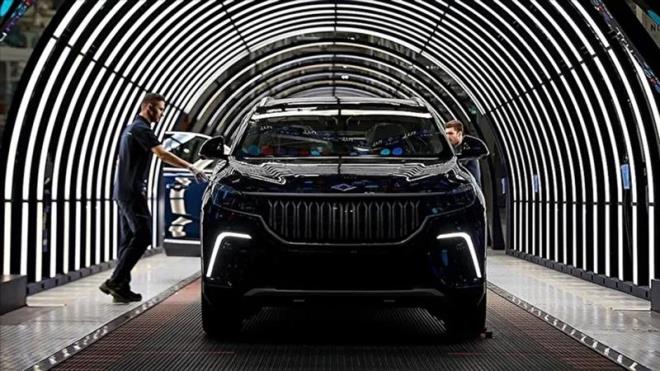 "Togg bunun iin ilerinde Trk Hava Yollar gibi Trk ekonomisinin en byk oyuncularyla i birlii yapyor. T10X ekosisteminde radyo dinleyebilir, uak bileti alabilir, evrim ii alveri yapabilir, Trkiye'nin en byk spermarket zinciri Migros'tan alveri yapabilir veya hatta vergi beyannamesini doldurabilirsiniz.