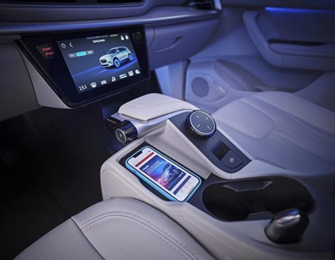 Haberde, T10X gibi bir aracn tm yazlm yeteneklerine ramen, yolcularn A'dan B'ye tamas da gerektiine deinilerek, "Ve mmknse bunu olduka konforlu bir ekilde yapmas. Nasl ki akll telefonla sadece fotoraf ekmiyor, Tik-Tok videolar seyretmiyor, daha ok konuma yapyorsak, byle bir aratan da nce asl ilevini yapmas beklenir. Trk SUV'u, ana ilevini olduka dzgn bir ekilde yerine getiriyor. Ancak direksiyon milinin biraz ksa olduu ve koltuklarn daha fazla yan destek sunabilecei de bir gerek. Biz, 320 kW / 435 PS gce sahip, maksimum 700 N tork reten, drt tekerlekten ekili ve WLTP dngsne gre maksimum 468 kilometre menzil salamas beklenen 88,5 kilowatt saatlik bir batarya kapasitesine sahip T10X AWD Long Range'in en st modelini kullanyor. Motorlar ise Bosch'tan geliyor." bilgisi aktarld.